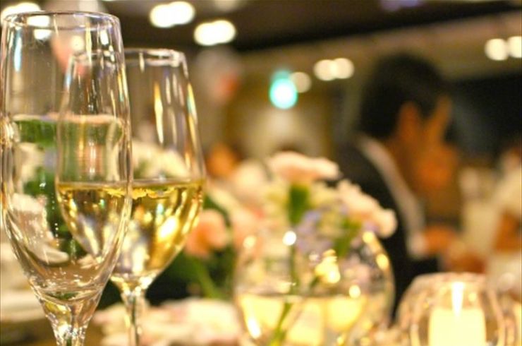 パーティー会場とグラス